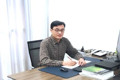 说明: 伟德官网-孟超工作照1